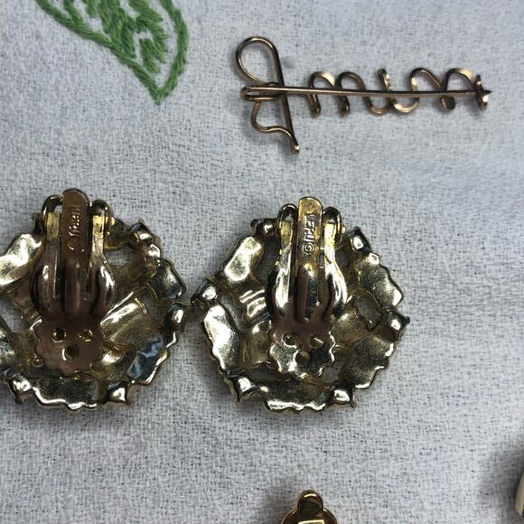 VIntage lot of 9 Brooches Pins and clip on earrings Gold Tone - Picture 9 of 16